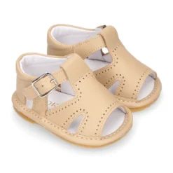 Sandalia en piel suave para niños bebés.