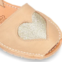 Sandalia Menorquina tira en piel extra suave con CORAZÓN.