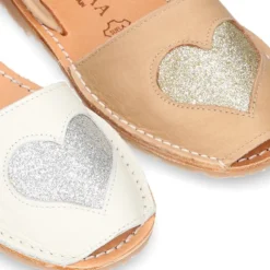 Sandalia Menorquina tira en piel extra suave con CORAZÓN.
