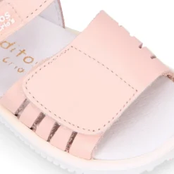 Sandalia niña Blanditos by Crio’s sin cordones en piel en colores clásicos.