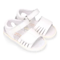 Sandalia niña Blanditos by Crio’s sin cordones en piel en colores clásicos.