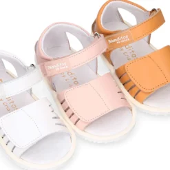Sandalia niña Blanditos by Crio’s sin cordones en piel en colores clásicos.