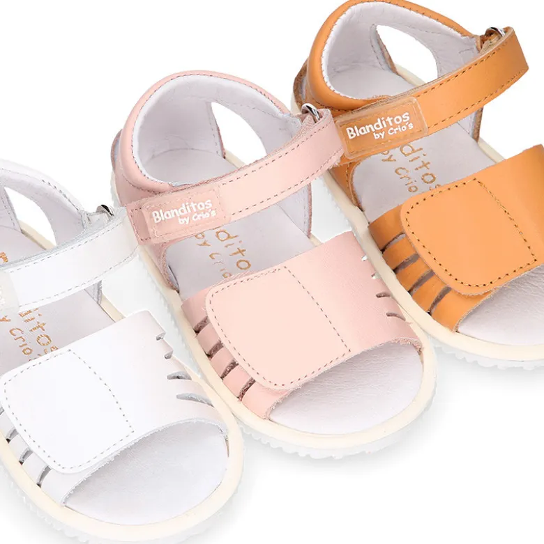 Sandalia niña Blanditos by Crio’s sin cordones en piel en colores clásicos.