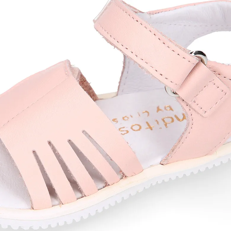 Sandalia niña Blanditos by Crio’s sin cordones en piel en colores clásicos.