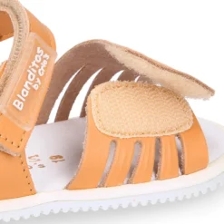Sandalia niña Blanditos by Crio’s sin cordones en piel en colores clásicos.