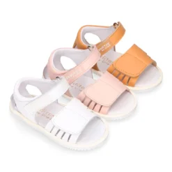 Sandalia niña Blanditos by Crio’s sin cordones en piel en colores clásicos.