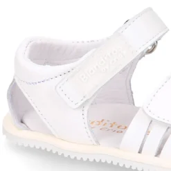Sandalia niña Blanditos by Crio’s sin cordones en piel en colores clásicos.