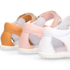 Sandalia niña Blanditos by Crio’s sin cordones en piel en colores clásicos.