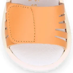 Sandalia niña Blanditos by Crio’s sin cordones en piel en colores clásicos.