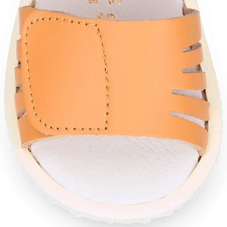 Sandalia niña Blanditos by Crio’s sin cordones en piel en colores clásicos.