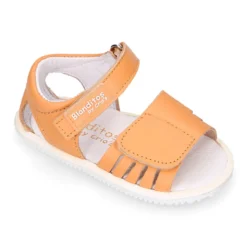 Sandalia niña Blanditos by Crio’s sin cordones en piel en colores clásicos.