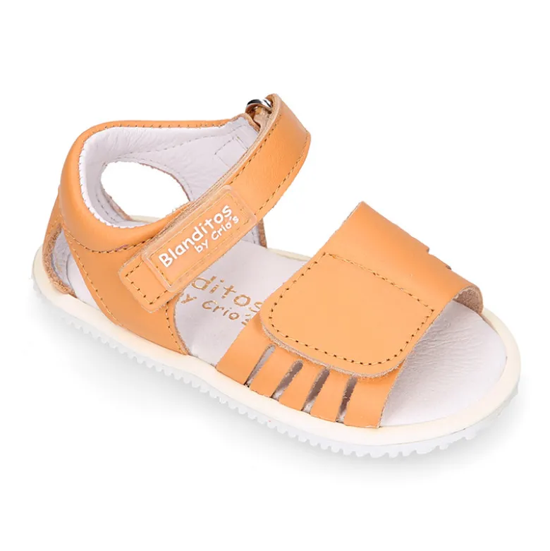 Sandalia niña Blanditos by Crio’s sin cordones en piel en colores clásicos.