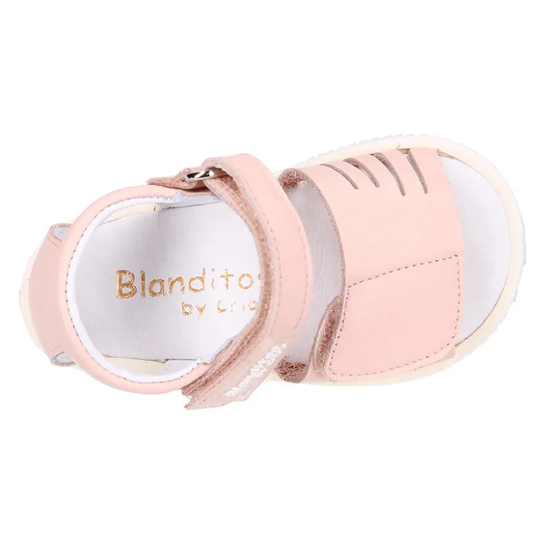 Sandalia niña Blanditos by Crio’s sin cordones en piel en colores clásicos.