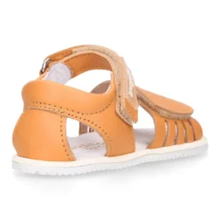 Sandalia niña Blanditos by Crio’s sin cordones en piel en colores clásicos.