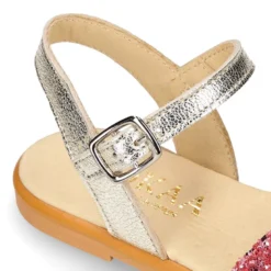 Sandalia Niña con CORAZÓN en piel con glitter.
