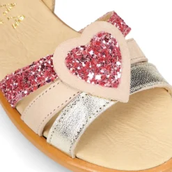 Sandalia Niña con CORAZÓN en piel con glitter.