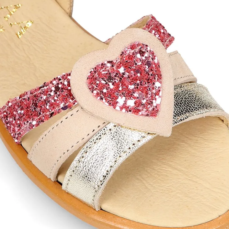 Sandalia Niña con CORAZÓN en piel con glitter.