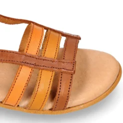 Sandalia Niña con diseño con tiras combinadas en piel vaquetilla.