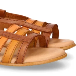 Sandalia Niña con diseño con tiras combinadas en piel vaquetilla.