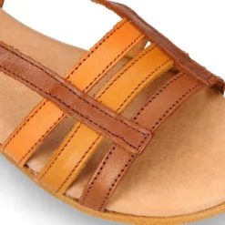 Sandalia Niña con diseño con tiras combinadas en piel vaquetilla.