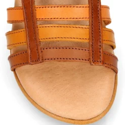 Sandalia Niña con diseño con tiras combinadas en piel vaquetilla.