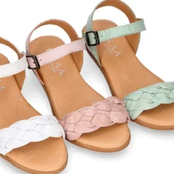 Sandalia Niña con diseño trenzado en piel suave en colores pastel.