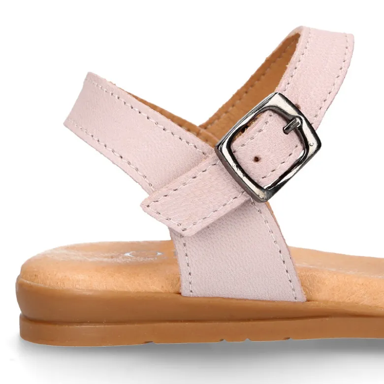 Sandalia Niña con diseño trenzado en piel suave en colores pastel.