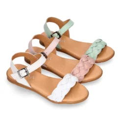 Sandalia Niña con diseño trenzado en piel suave en colores pastel.
