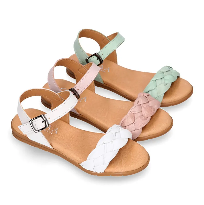 Sandalia Niña con diseño trenzado en piel suave en colores pastel.