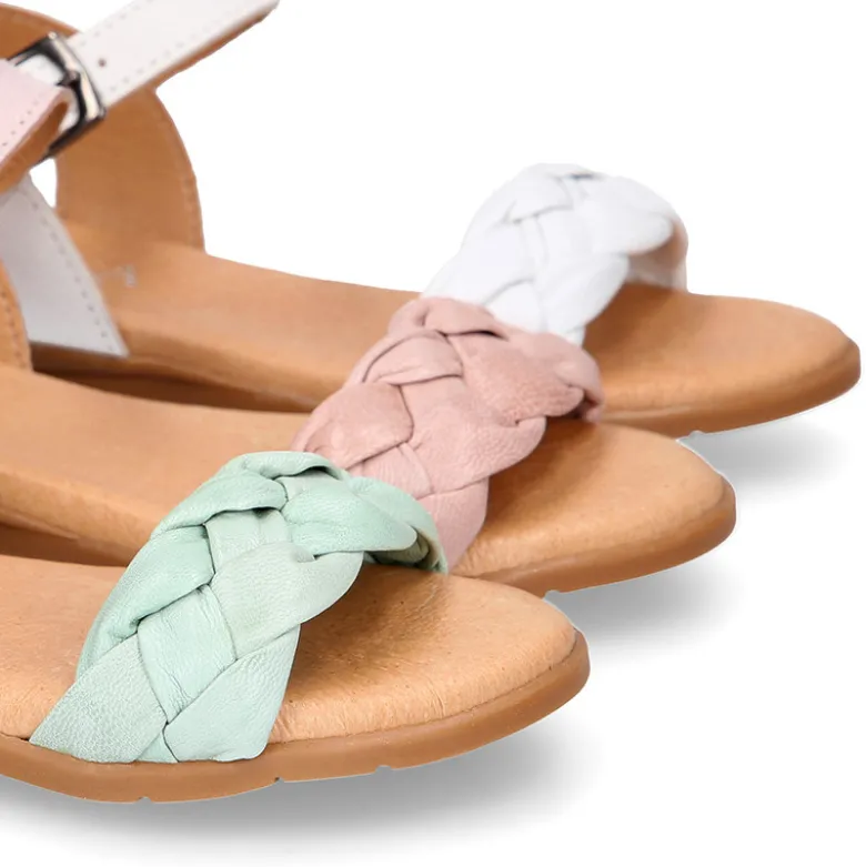 Sandalia Niña con diseño trenzado en piel suave en colores pastel.