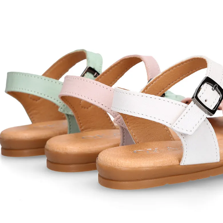 Sandalia Niña con diseño trenzado en piel suave en colores pastel.