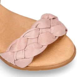 Sandalia Niña con diseño trenzado en piel suave en colores pastel.