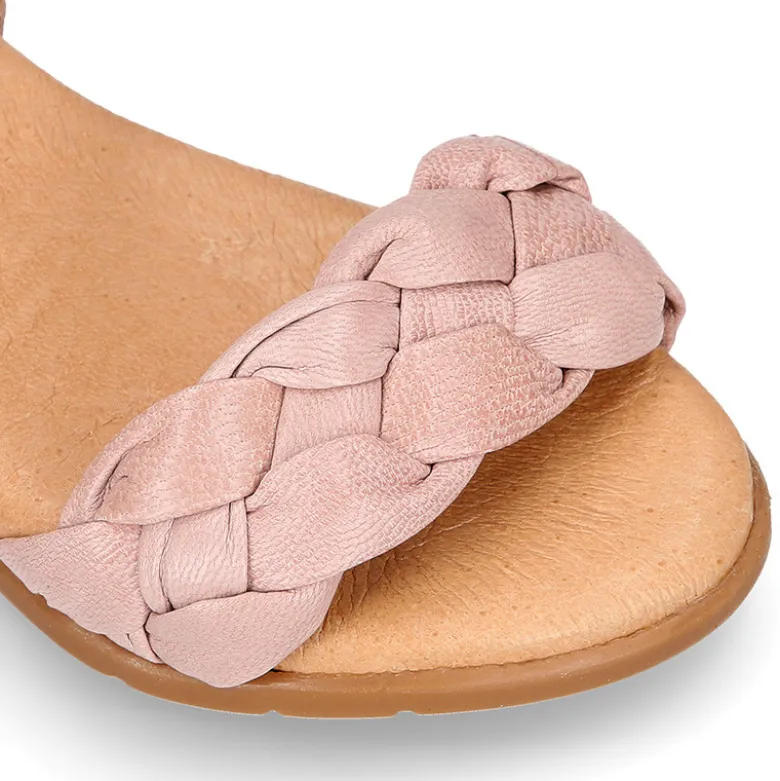 Sandalia Niña con diseño trenzado en piel suave en colores pastel.