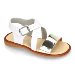 Sandalia Niña con hebilla en piel blanca con piel espejo ORO.