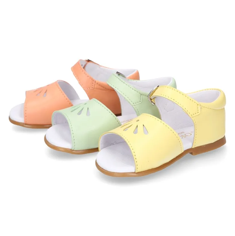 Sandalia niña con picados en piel en colores MODA.