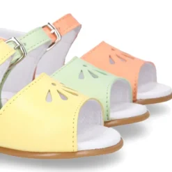 Sandalia niña con picados en piel en colores MODA.
