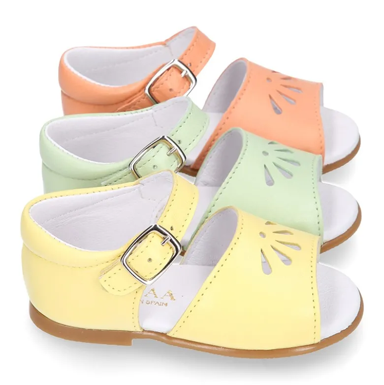 Sandalia niña con picados en piel en colores MODA.