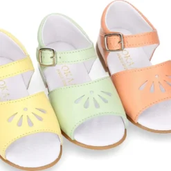Sandalia niña con picados en piel en colores MODA.