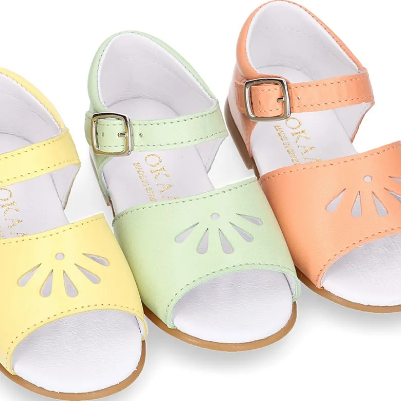Sandalia niña con picados en piel en colores MODA.