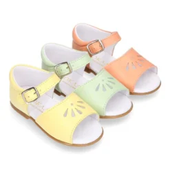 Sandalia niña con picados en piel en colores MODA.