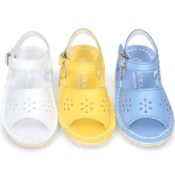 Sandalia niña con picados FLOR y suela super flexible.