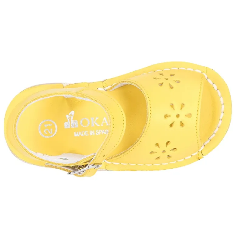 Sandalia niña con picados FLOR y suela super flexible.