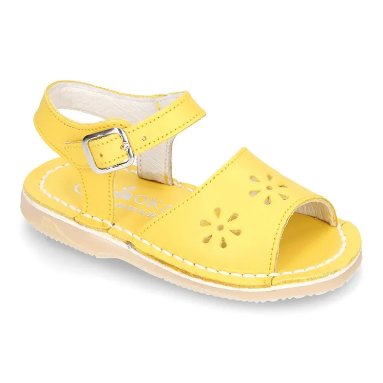 Sandalia niña con picados FLOR y suela super flexible.