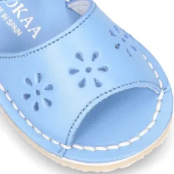 Sandalia niña con picados FLOR y suela super flexible.