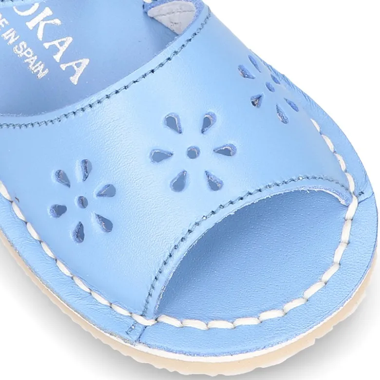 Sandalia niña con picados FLOR y suela super flexible.