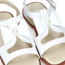 Sandalia Niña en color BLANCO con lazo grande central y diseño con perlas en piel Napa.