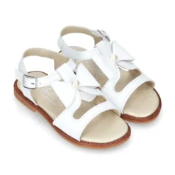 Sandalia Niña en color BLANCO con lazo grande central y diseño con perlas en piel Napa.