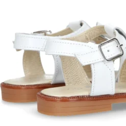 Sandalia Niña en color BLANCO con lazo grande central y diseño con perlas en piel Napa.