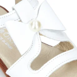 Sandalia Niña en color BLANCO con lazo grande central y diseño con perlas en piel Napa.