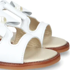 Sandalia Niña en color BLANCO con lazo grande central y diseño con perlas en piel Napa.